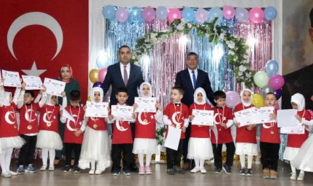 Kur'an öğrenen minikler taç taktı