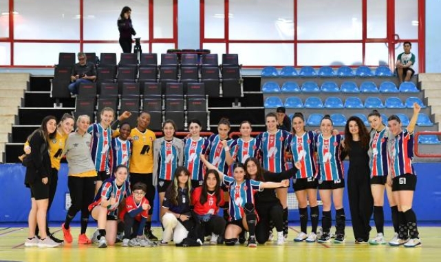 Mavi Kelebekler galibiyetle bitirdi