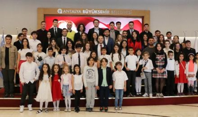 Meclis koltuklarına çocuklar oturdu