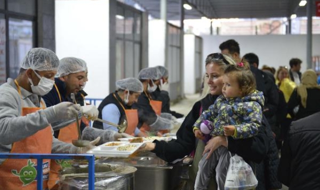 Muratpaşa'nın iftarları durmaksızın devam ediyor