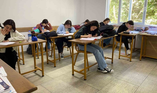Öğrenciler Türkiye geneli deneme sınavında