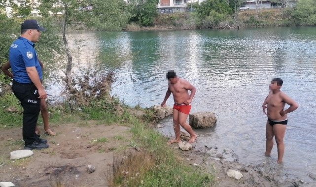 Ölüme yüzen çocuklara polis müdahalesi