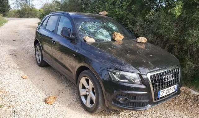 Orman içinde taşlanmış araç merak konusu oldu 