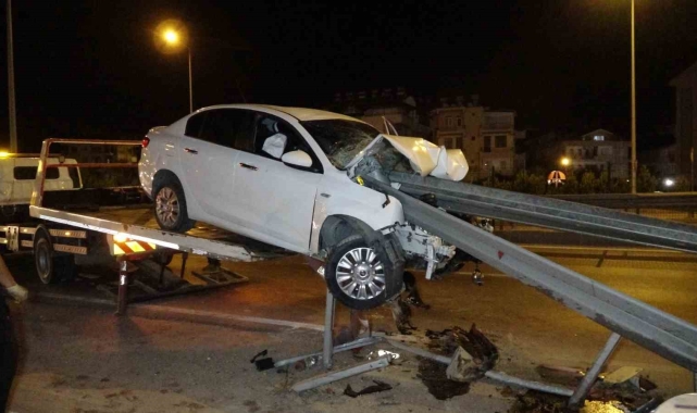 Otomobil bariyere ok gibi saplandı !