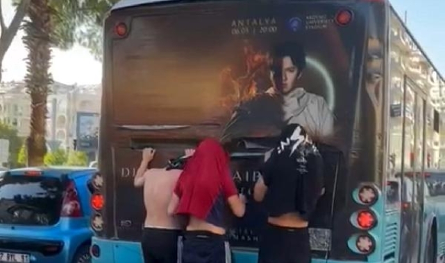 Patenli gençler, halk otobüsünün arkasına tutunup ilerledi