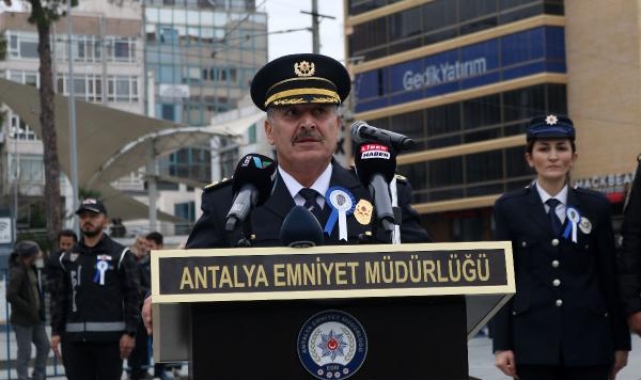 Polisten Atatürk Anıtı'na çelenk