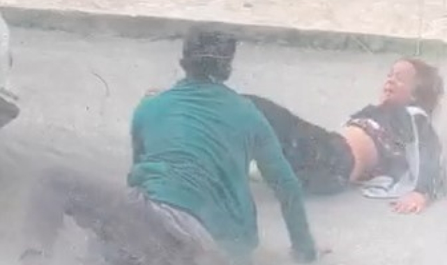 Sokak ortasında birbirlerini yerlerde sürükleyen karı koca şikayetçi olmadı !