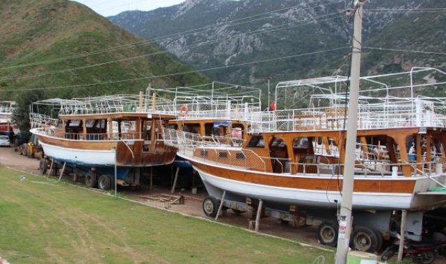 Tur tekneleri Adrasan'ın mavi sularıyla buluşmaya hazırlanıyor