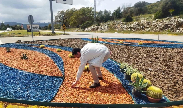 Üçağız Kavşağına renkli kurakçıl peyzaj uygulaması