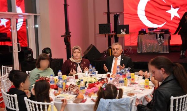 Vali Yazıcı, çocuklarla iftar yaptı