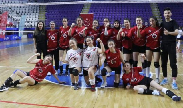 Yıldız kızlar voleybolda kozlarını paylaştı