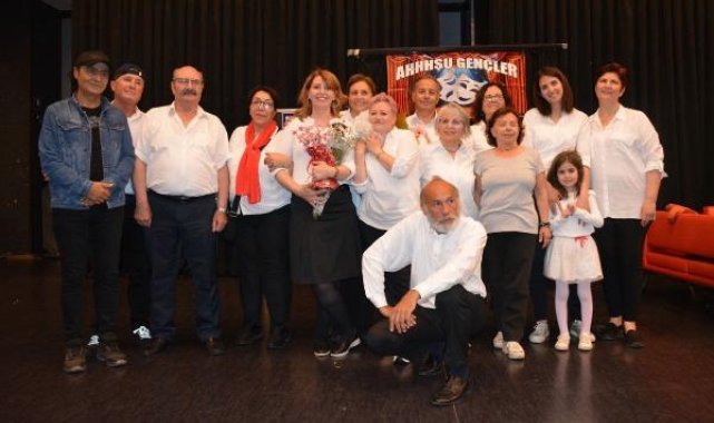 'Ahhh Şu Gençler'e alkış yağdı