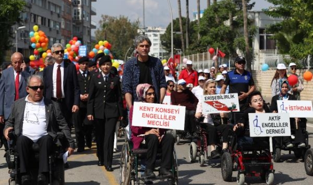 Antalya caddelerinde ENFEST coşkusu