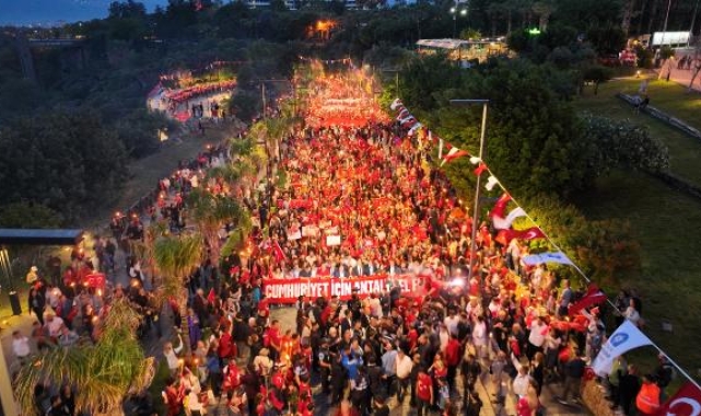 Antalya'da '19 Mayıs' coşkusu; 'fener alayı' geceyi aydınlattı, görsel şölen oluştu