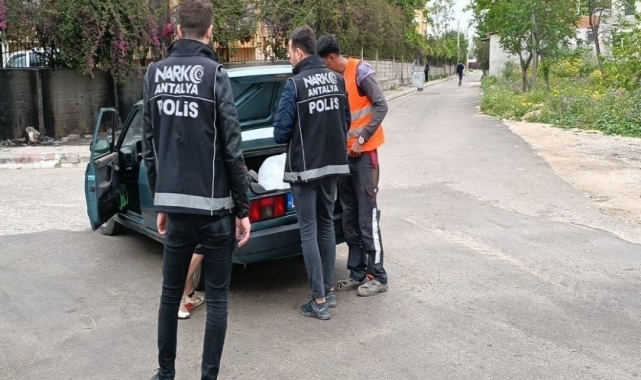 Antalya'da 5 kilo 272 gram esrar, 19 bin 881 adet extacy hap ele geçirildi !