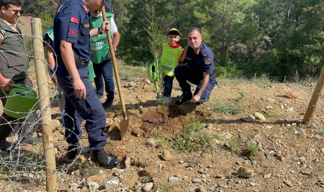 Antalya'da "İzmarit Değil Tohum At" sesleri 
