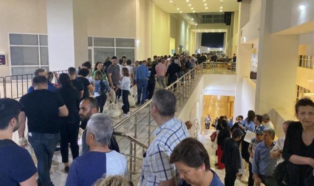 Antalya'da kullanılan oylar seçim kurullarına getirilerek teslim edildi 