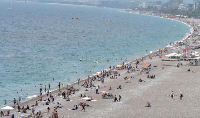 Antalya'da sahillerde bayram yoğunluğu