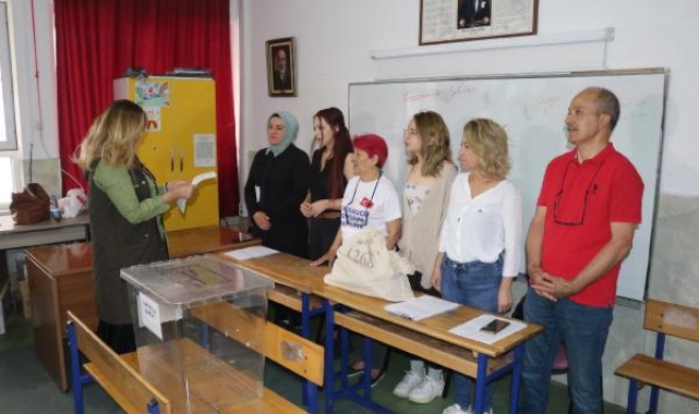 Antalya'da sandık görevlileri yemin ederek göreve başladı