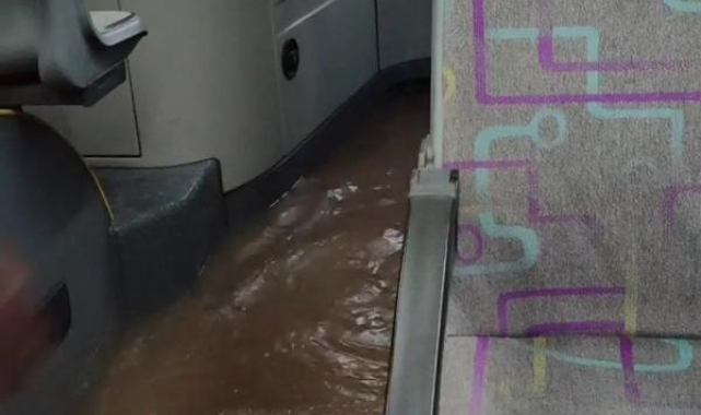 Antalya'da şiddetli yağmur hayatı felç etti, yollar göle döndü, otobüsleri su bastı