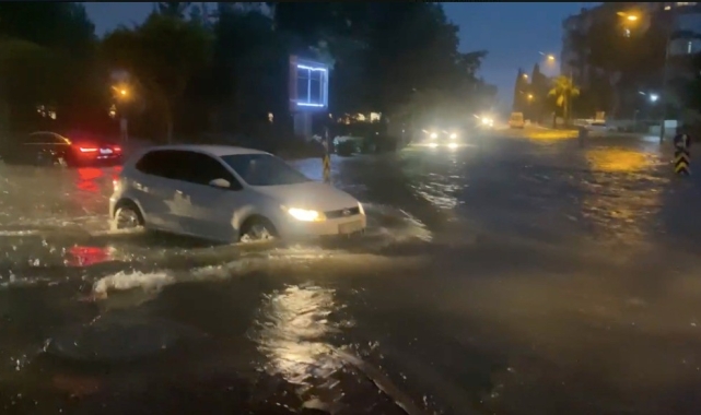 Antalya'da şiddetli yağmurda araçlar yolda kaldı