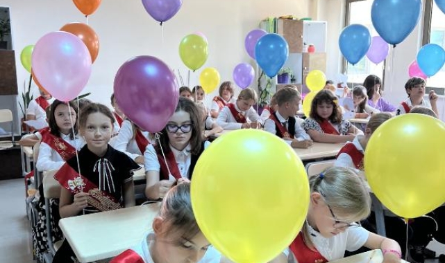 Antalya'daki Rus ve Ukraynalı öğrenciler karnelerini aldı