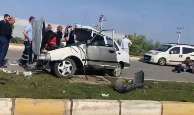 Aydınlatma direğine çarpan otomobil hurdaya döndü: 2 yaralı