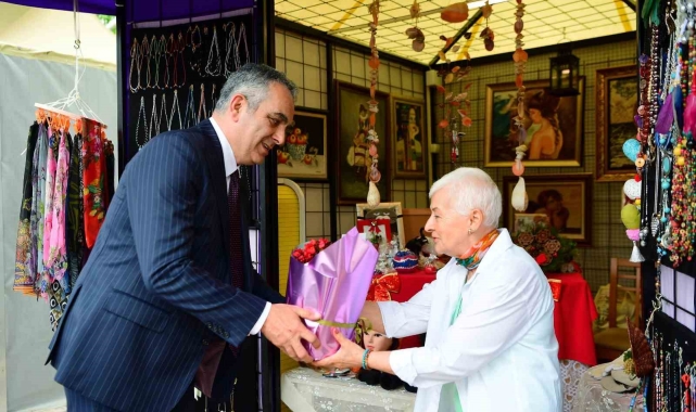 Başkan Esen'den çalışan annelere çiçek