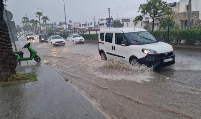 Bodrum'da kuvvetli sağanak; yollar göle döndü