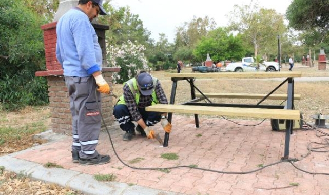 Büyükşehir Lara Birlik Halk Plajı'ndaki bankları yeniledi