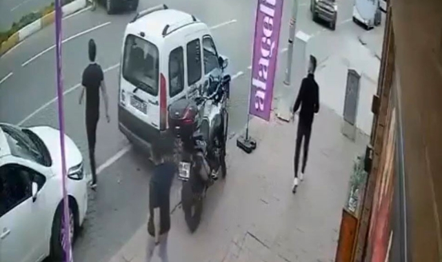 Dönüş yapan otomobil, karşıya geçmek için bekleyen yayayı altına aldı