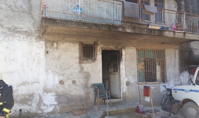 Evin zemin katında çıkan yangında 1 kişi yaralandı