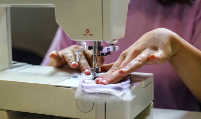 Gençlerin ilk atölye çalışmasında depremzede çocuklar için bez oyuncak
