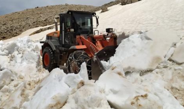 Gündoğmuş ve Akseki'de karla kaplı yollar açılıyor
