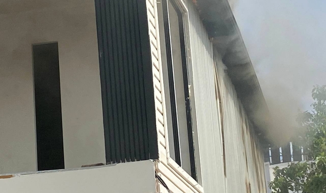 İnşaat halindeki emlak ofisinden çıkan yangın ekipleri alarma geçirdi