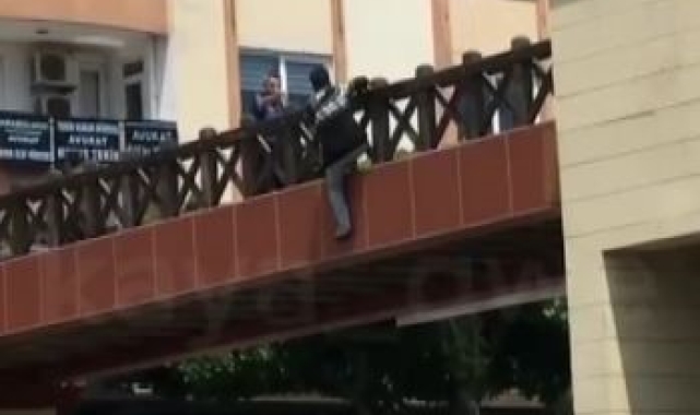 İntihar için üst geçite çıktı, yürekler ağızlara geldi 
