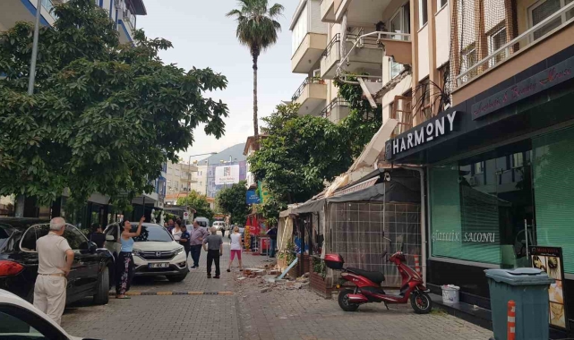 Kafeteryanın üzerinde bulunan binanın balkonu çöktü, facianın eşiğinden dönüldü 