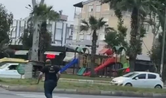 Karga saldırısı uğrayanları korkuttu, izleyenleri güldürdü 