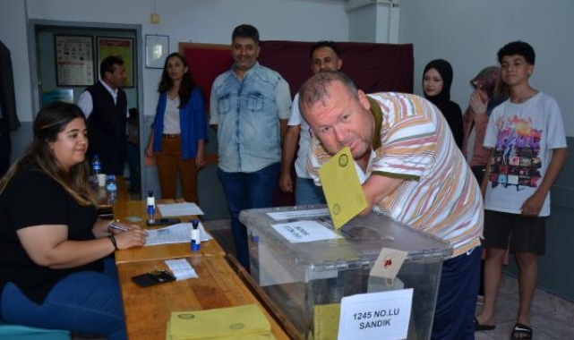 Kolları olmayan engelli, oy zarfını ağzıyla sandığa attı