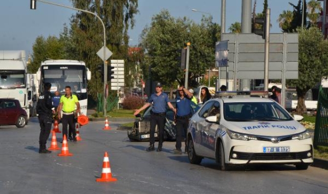 Midibüs ile otomobil çarpıştı; 12 yaralı