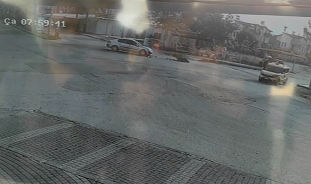 Motosiklet sürücüsü çarptığı otomobilin altında kalmaktan kıl payı kurtuldu