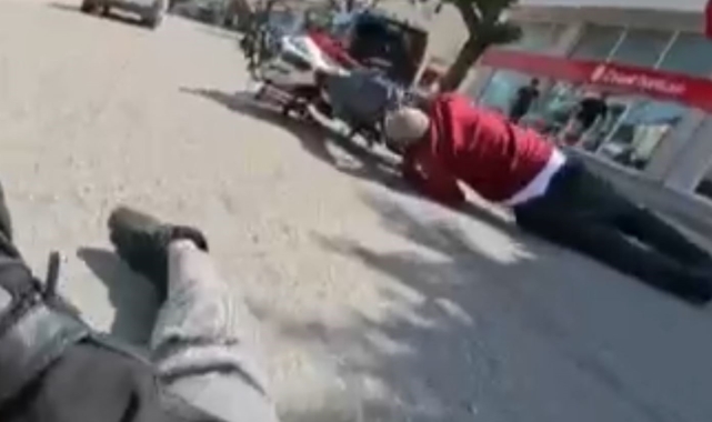 Motosiklet sürücüsü yayalara çarpmamak için kendini feda etti