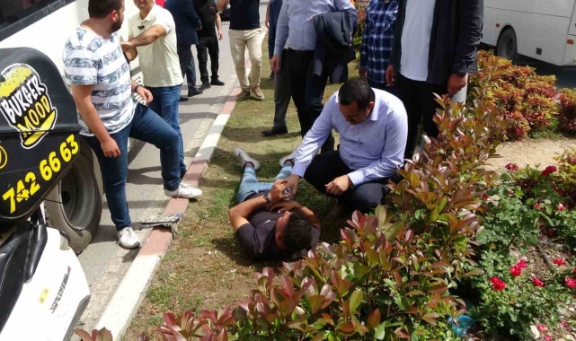 Motosikletli kurye otobüs ile refüj arasında sıkıştı