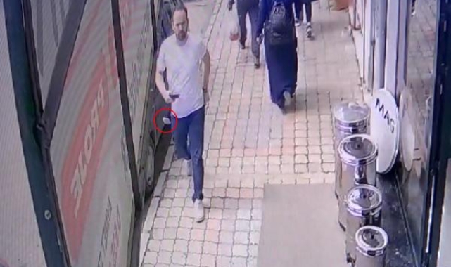 Muhtar kaldırımda parasını düşüreni belediye anonsuyla arıyor