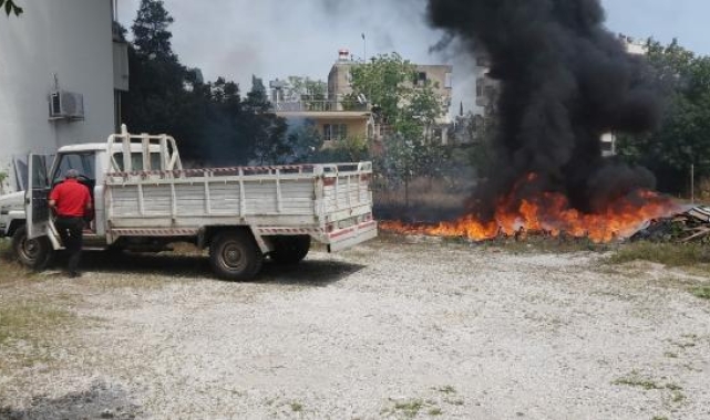 Ot çalılık yangınında kamyoneti kurtarma çabası