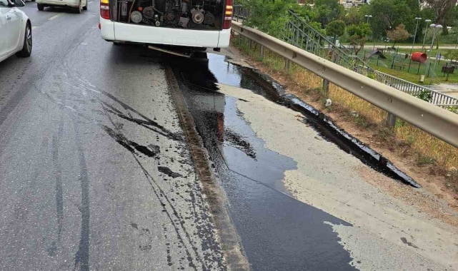Otobüsün motorundan yola dökülen yağ, motosikletlileri hastanelik etti