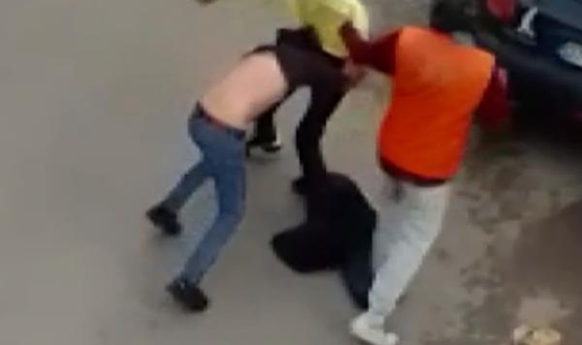 Otomobil sürücüsü ile motokurye kapıştı !