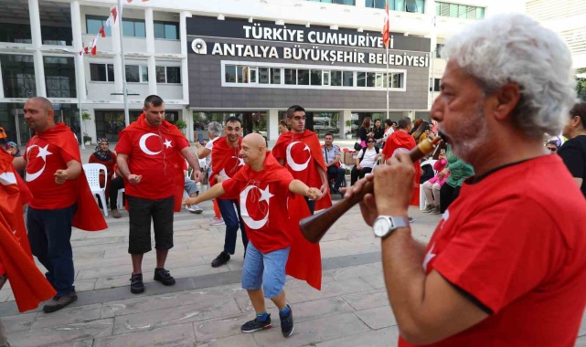 Özel gençlere davullu zurnalı asker uğurlaması
