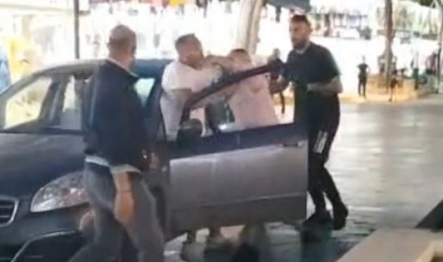 Park halindeki araçlara çarpan sürücüye meydan dayağı