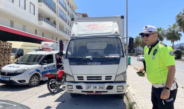 Park halindeki kamyonete çarptı
